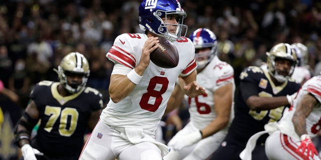 New York Giants quarterback Daniel Jones (8) scrambles in the first half of an NFL football game against the New Orleans Saints in New Orleans, Sunday, Oct. 3, 2021.