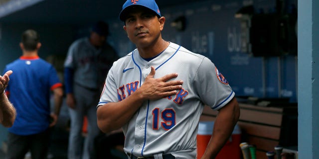 파일 - New York Mets manager Luis Rojas talks with a fan before a baseball game against the Los Angeles Dodgers in Los Angeles, in this Sunday, 8월. 22, 2021, 파일 사진. Luis Rojas was let go as manager of the New York Mets on Monday, 10 월. 4, 2021, 두 번의 패배 후. The team declined its option on Rojas’ contract for 2022, making the announcement a day after finishing third in the NL East at 77-85 in Steve Cohen’s first year of ownership.
