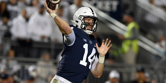 EXPEDIENTE - Penn State quarterback Sean Clifford (14) passes against Indiana in the first half of their NCAA college football game in State College, Bien., in this Saturday, oct. 2, 2021, foto de archivo. The key matchup in fourth-ranked Penn State's showdown with No. 3 Iowa pits the Nittany Lions' passing combo of Sean Clifford and Jahan Dotson against a defense that leads the nation with 12 intercepciones.