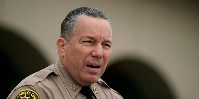 Los Angeles County Sheriff Alex Villanueva speaks at a news conference in Los Angeles. Villanueva says he will not enforce the county's vaccine mandate in his agency. (AP 사진 / Jae C. 홍,파일)