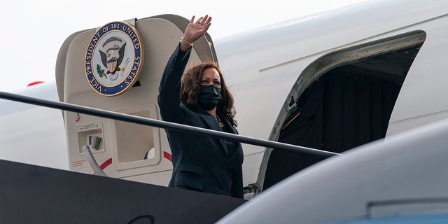 La vicepresidenta Kamala Harris aborda el Air Force Two en Newark, Nueva Jersey, el viernes 8 de octubre de 2021, para regresar a Washington.