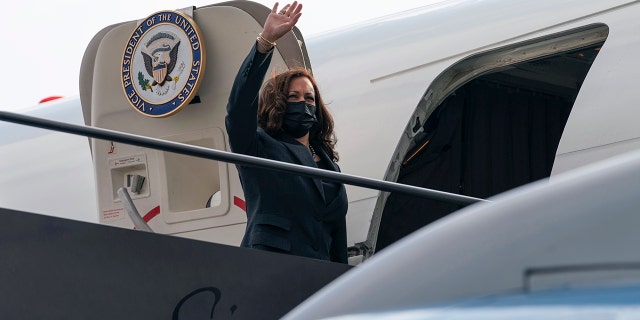 La vicepresidenta Kamala Harris aconseja a Air Force Two en la ciudad de Newark que regrese a Washington el viernes 8 de octubre de 2021.