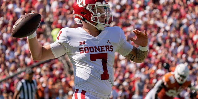 Oklahoma quarterback Spencer Rattler (7) throws downfield against Texas during the first half of an NCAA college football game at the Cotton Bowl, 土曜日, 10月. 9, 2021, ダラスで. (AP Photo/Jeffrey McWhorter)