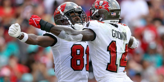 Tampa Bay Buccaneers wide receiver Antonio Brown (81) celebrates his score against the Miami Dolphins with wide receiver Chris Godwin (14) during the first half of an NFL football game Sunday, Okt.. 10, 2021, in Tampa, Fla.