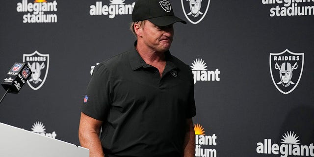 FILE - Las Vegas Raiders head coach Jon Gruden leaves after speaking during a news conference after an NFL football game against the Chicago Bears in Las Vegas, 今週の日曜日に, Oct. 10, 2021, ファイル写真. Jon Gruden is out as coach of the Las Vegas Raiders after emails he sent before being hired in 2018 contained racist, homophobic and misogynistic comments. Gruden released a statement Monday10月ght, Oct. 11, 2021, that he is stepping down after The New York Times reported that Gruden frequently used misogynistic and homophobic language directed at Commissioner Roger Goodell and others in the NFL. (AP Phoファイルick Scuteri, File)