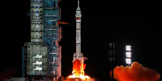 In this photo released by Xinhua News Agency, the crewed spaceship Shenzhou-13, atop a Long March-2F carrier rocket, is launched from the Jiuquan Satellite Launch Center in northwest China's Gobi Desert, 10 월. 16, 2021.