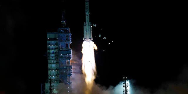 La nave espacial tripulada Shenzhou-13 se lanza, sobre un cohete portador Long March-2F, desde el Centro de Lanzamiento de Satélites de Jiuquan en el desierto de Gobi en el noroeste de China el 16 de octubre de 2021.