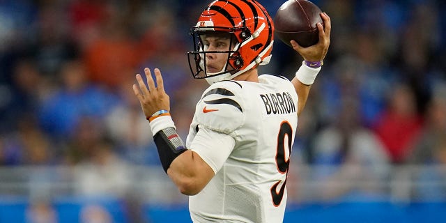 Cincinnati Bengals quarterback Joe Burrow throws during the first half of an NFL football game against the Detroit Lions, 星期日, 十月. 17, 2021, in Detroit.