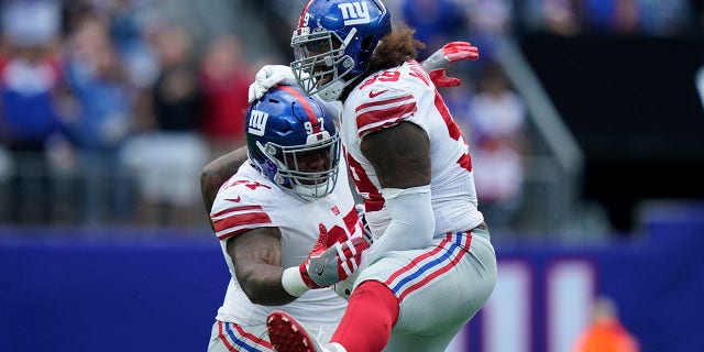The New York Giants' Leonard Williams, 권리, and Dexter Lawrence celebrate a sack against the Los Angeles Rams Sunday, 10 월. 17, 2021, in East Rutherford, N.J.