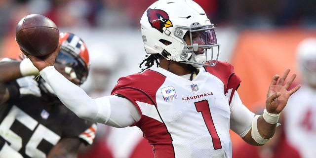Arizona Cardinals quarterback Kyler Murray (1) throws a 9-yard touchdown pass to wide receiver DeAndre Hopkins (10) during the second half of an NFL football game against the Cleveland Browns, domingo, oct. 17, 2021, in Cleveland. (AP Photo/David Richard)