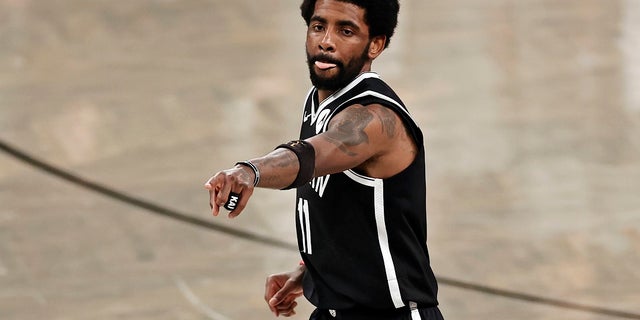 ARCHIVO - El defensor de los Brooklyn Nets Kyrie Irving, de 11 años, posa para una foto de los Milwaukee Bucks contra los Milwaukee Bucks en la segunda mitad de la primera ronda de los Playoffs de la NBA en Nueva York el 5 de junio de 2021.:  Los Brooklyn Nets de la NBA comienzan la temporada sin el base estrella Kyrie Irving, quien no puede jugar ni entrenar en casa debido al mandato de vacunas de Nueva York.  (Foto AP / Adam Hunger, archivo)