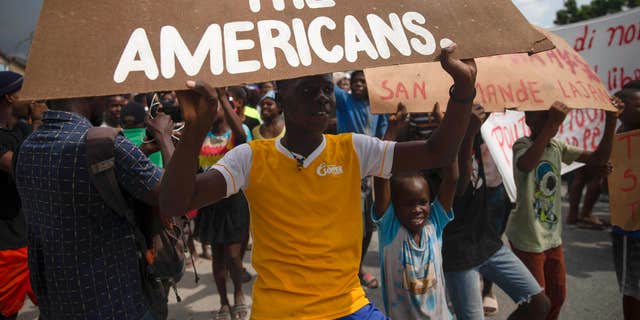 Demonstranter protesterer mod løsladelsen af ​​kidnappede missionærer nær det Ohio-baserede Ministry of Christian Aids hovedkvarter i Titanien, nord for Port-au-Prince, Haiti, tirsdag den 19. oktober 2021. 