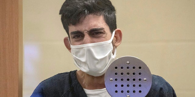 Ali Abulaban, 29, reacts during his arraignment, Maandag, Okt.. 25, 2021, at the San Diego Central Courthouse in San Diego. Abulaban, a TikTok star with nearly a million online followers, pleaded not guilty on Monday to shooting and killing his newly estranged wife and a man she was with last week at a San Diego high-rise. (Jarrod Valliere/The San Diego Union-Tribune via AP)