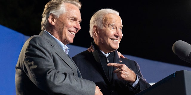 Le président Joe Biden, à droite, réagit après avoir pris la parole lors d'un rassemblement pour le candidat démocrate au poste de gouverneur Terry McAuliffe, le mardi 26 octobre 2021, à Arlington, en Virginie. McAuliffe est opposé par le républicain Glenn Youngkin.  (Photo AP/Alex Brandon)