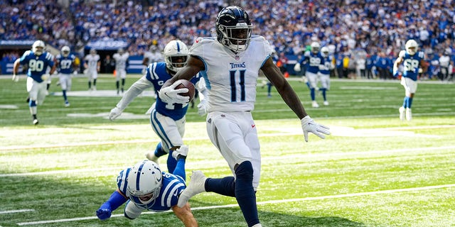 Tennessee Titans wide receiver AJ Brown (11) heads to the end zone for a touchdown against the Indianapolis Colts in the first half of an NFL football game in Indianapolis, Sunday, Oct.  31, 2021. (AP Photo / AJ Mast)