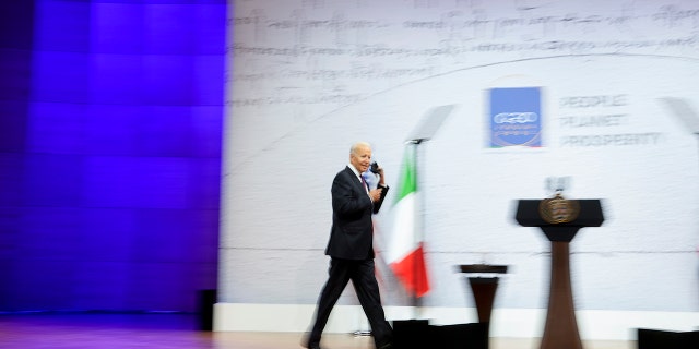 O presidente dos EUA, Joe Biden, chega em uma conferência de imprensa no Centro de Conferências La Nuvola para a Cúpula do G20 em Roma, domingo, 31 de outubro de 2021. Líderes das maiores economias do mundo prometeram no domingo alcançar a neutralidade de carbono. "Em meados do século ou por volta" Enquanto eles concluíam uma cúpula de dois dias que estava lançando as bases para a Conferência do Clima das Nações Unidas em Glasgow, Escócia.  (AP Photo / Andrew Medichini)