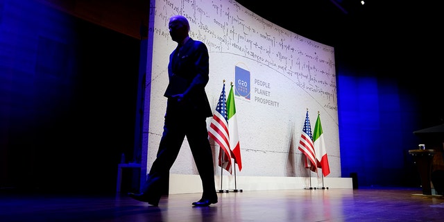 الرئيس جو بايدن يغادر المنصة بعد حديثه في مؤتمر صحفي عقب قمة قادة مجموعة العشرين ، الأحد 31 أكتوبر 2021 ، في روما.  (AP Photo / Evan Vucci)