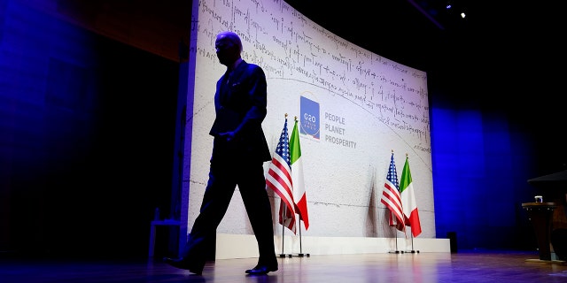 El presidente Joe Biden sale del podio después de hablar durante una conferencia de prensa al final de la Cumbre de Líderes del G20, el domingo 31 de octubre de 2021 en Roma.  (Foto AP / Evan Vucci)