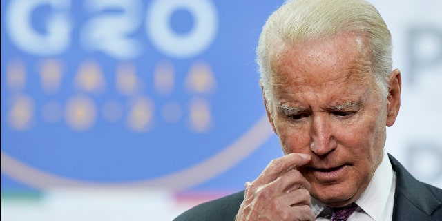 El presidente de Estados Unidos, Joe Biden, habla durante una conferencia de prensa en el Centro de Conferencias La Nuvola para la Cumbre del G20 en Roma, el domingo 31 de octubre de 2021. Los líderes de las economías más grandes del mundo se comprometieron el domingo a alcanzar la neutralidad de carbono. "A mediados de siglo o alrededor" Al concluir una cumbre de dos días que estaba sentando las bases para la Conferencia de las Naciones Unidas sobre el Clima en Glasgow, Escocia.  (Foto AP / Andrew Medichini)