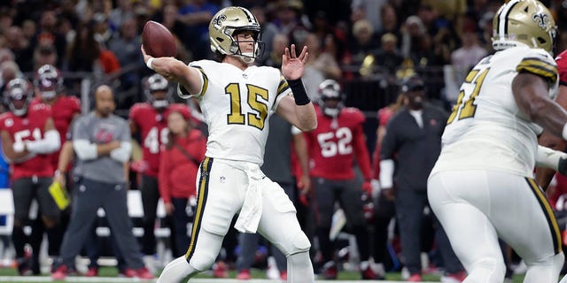 Saints quarterback Trevor Siemian passes against the Tampa Bay Buccaneers in New Orleans on Oct. 31, 2021.