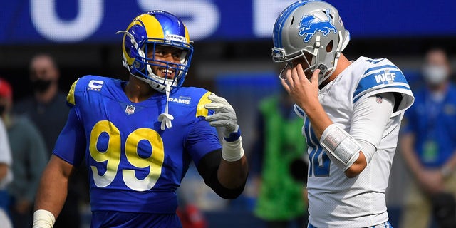 Il quarterback dei Detroit Lions Jared Goff parla con il difensore dei Los Angeles Rams Aaron Donald durante la prima metà della partita di football della NFL domenica 24 ottobre 2021 a Inglewood, in California.