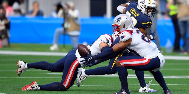 New England Patriots safety Adrian Phillips, derecho, intercepts a pass intended for Los Angeles Chargers running back Austin Ekeler (30) during the first half of an NFL football game Sunday, oct. 31, 2021, in Inglewood, Calif.