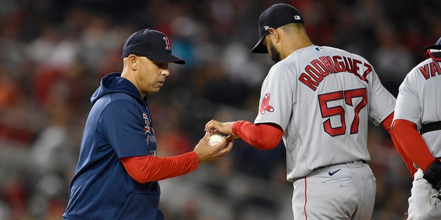 Boston Red Sox manager Alex Cora, 剩下, pulls starting pitcher Eduardo Rodriguez (57) during the sixth inning of a baseball game against the Washington Nationals, 星期五, 十月. 1, 2021, 在华盛顿.