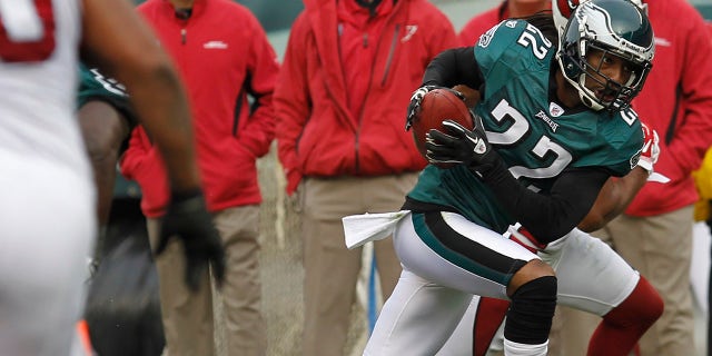 Philadelphia Eagles cornerback Asante Samuel (22) returns an interception for a touchdown against the Arizona Cardinals during the second quarter of their NFL football game in Philadelphia, Pennsylvania.