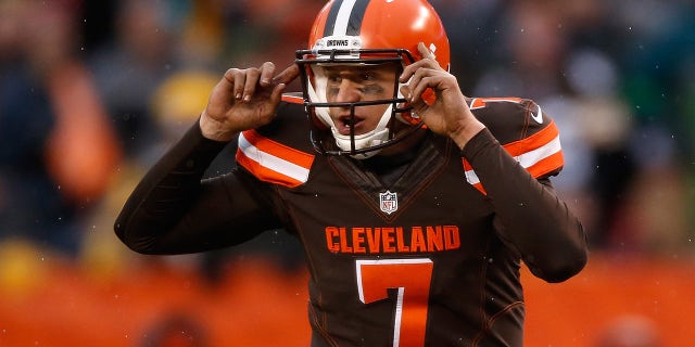 Austin Davis #7 of the Cleveland Browns signals against the Pittsburgh Steelers at FirstEnergy Stadium on Jan. 3, 2016, in Cleveland, Ohio.