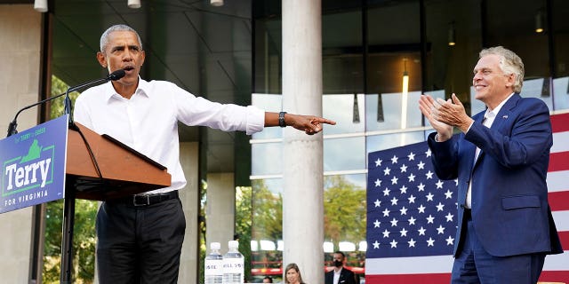 Voormalige Amerikaanse. President Barack Obama speaks during a campaign rally for Virginia Democratic gubernatorial candidate Terry McAuliffe in Richmond, Virginia, Amerikaanse. Oktober 23, 2021. REUTERS/Kevin Lamarque