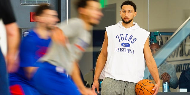 Philadelphia 76ers' Ben Simmons takes part in a practice at the NBA basketball team's facility, 월요일, 10 월. 18, 2021, in Camden, 뉴저지.