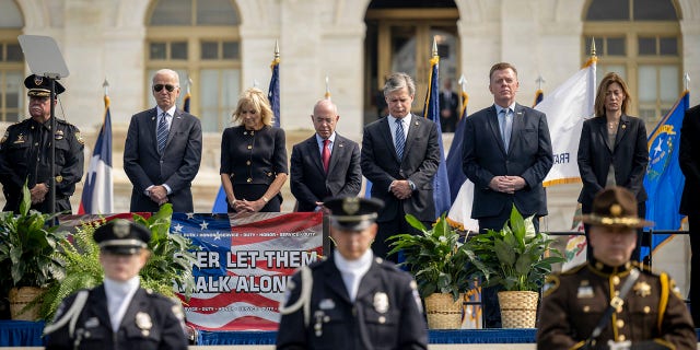 16. Oktober 2021: Präsident Biden und Beamte, darunter der Heimatschutzminister Alejandro Mayorkas, nehmen am jährlichen Gedenkgottesdienst für nationale Polizeibeamte im US-Kapitol teil. (DHS-Foto/Benjamin Applebaum)