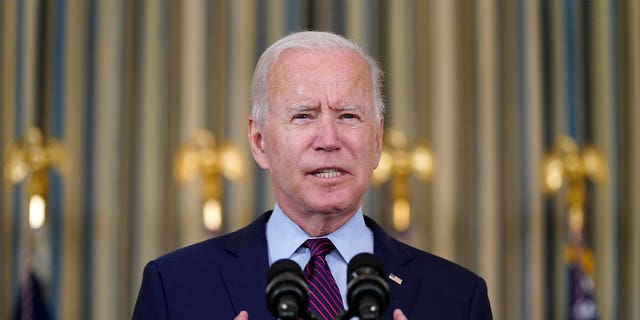Presiden Joe Biden menyampaikan pidato tentang plafon utang dalam sebuah acara di Ruang Makan Negara Gedung Putih, Senin, 4 Oktober 2021, di Washington.