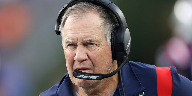 Patriots head coach Bill Belichick looks on during a game against the Miami Dolphins at Gillette Stadium on Sept. 12, 2021 （福克斯伯勒）, 弥撒.
