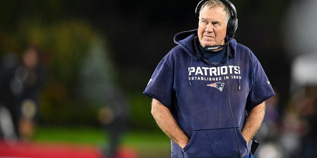 Foxboro, Massachusetts, EUA;  O técnico do New England Patriots, Bill Belichick, anda à margem do segundo tempo contra o Tampa Bay Buccaneers no Gillette Stadium. 