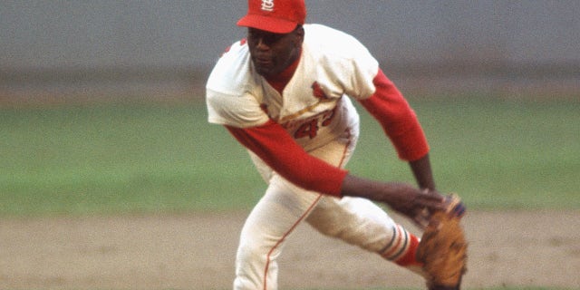 성. Louis Cardinals' Bob Gibson #45 pitches against the Boston Red Sox during the 1967 World Series at Busch Stadium in St. Louis, 미주리, 10 월 1967.