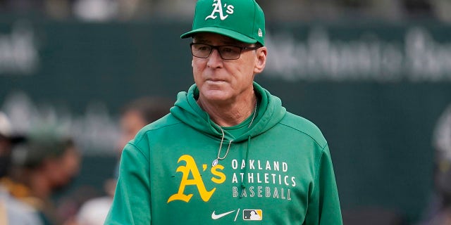 FILE - In questo agosto. 20, 2021, file di foto, Oakland Athletics manager Bob Melvin walks on the field before the team's baseball game against the San Francisco Giants in Oakland, Calif.