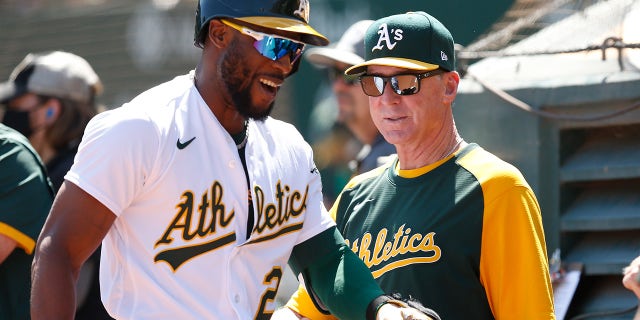 OAKLAND, CALIFORNIA - SETTEMBRE 11: Starling Marte #2 of the Oakland Athletics celebrates with Manager Bob Melvin #6 after hitting a solo home run in the bottom of the first inning against the Texas Rangers at RingCentral Coliseum on September 11, 2021 in Oakland, California.