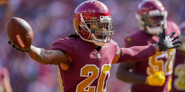 Washington Football Team free safety Bobby McCain (20) celebrates his interception against the Kansas City Chiefs during the first half of an NFL football game, 日曜日, 10月. 17, 2021, ランドオーバーで, メリーランド.