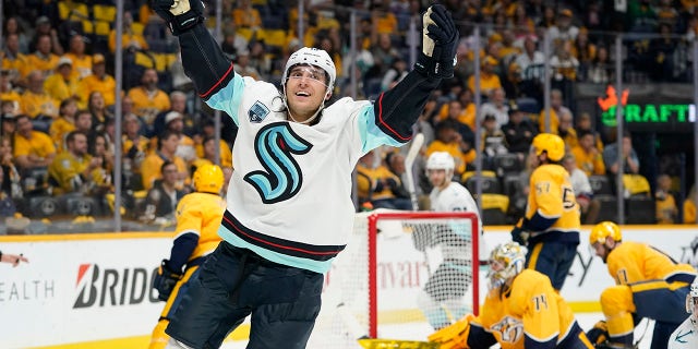 Seattle Kraken left wing Brandon Tanev celebrates after scoring a goal against the Nashville Predators in the first period of an NHL hockey game Thursday, 十月. 14, 2021, 在纳什维尔, 天恩.