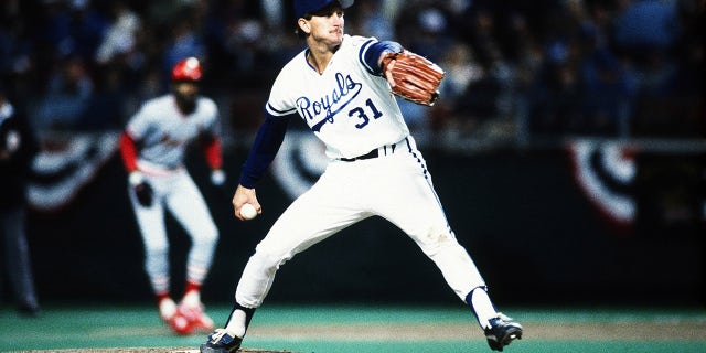 Bret Saberhagen, World Series MVP of the Kansas City Royals, pitches during World Series game seven between the St. Louis Cardinals and Kansas City Royals on Oct. 27, 1985, at Royals Stadium in Kansas City, 미주리. The Royals defeated the Cardinals 11-0.