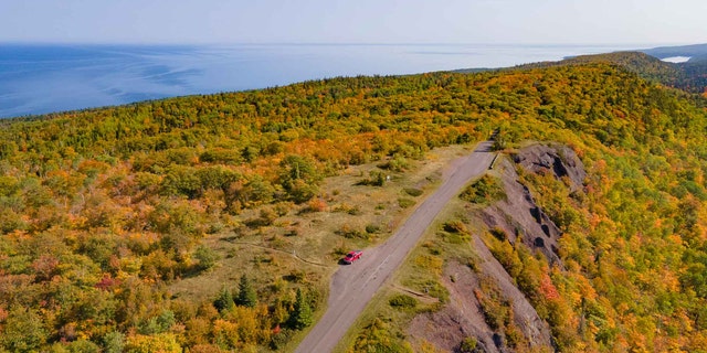 Peak color is between the last two weeks of Sept and the first two weeks of October.  (Keweenaw Convention &amp; Visitors Bureau)