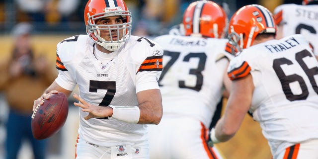 Quarterback Bruce Gradkowski #7 of the Cleveland Browns looks to pass the ball against the Pittsburgh Steelers on Dec. 28, 2008, at Heinz Field in Pittsburgh, Pennsylvania.