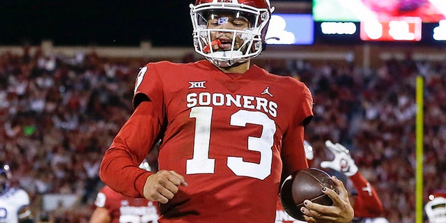 Oklahoma quarterback Caleb Williams (13) runs in for a touchdown during the second half of an NCAA college football game against TCU, 土曜日, 10月. 16, 2021, ノーマンで, [object Window].