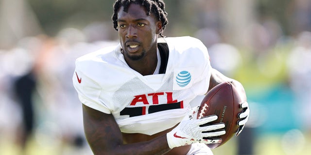 MIAMI GARDENS, FLORIDA - AUGUST 19: Calvin Ridley #18 of the Atlanta Falcons runs with the ball during joint practice with the Miami Dolphins at Baptist Health Training Complex on August 19, 2021 in Miami Gardens, Florida.