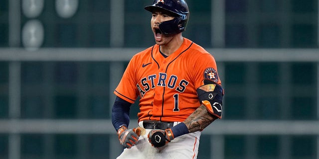 Astros Shortstop Carlos Correa feiert, nachdem er während der American League Division Series am 8. Oktober 2021 in Houston ein Double aus zwei Läufen gegen die Chicago White Sox geschlagen hat.