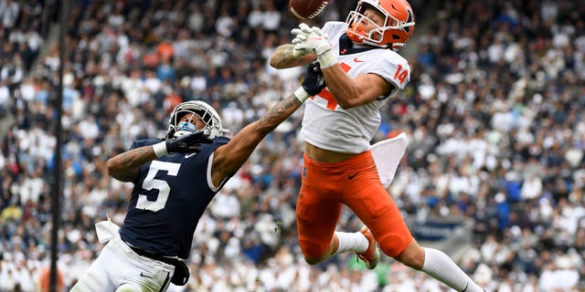 كسر Ben State Cornerback Tariq Castro-Fields (5) تمريرة مخصصة لمستقبل إلينوي الأبيض كيسي واشنطن (14) يوم السبت 23 أكتوبر 2021 ، في النصف الثاني من لعبة كرة القدم NCAA College في State College ، P.O.  فازت إلينوي على بن ستيت 20-18 في تسع مرات.