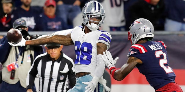 O wide receiver do Dallas Cowboys CeeDee Lamb (88) estende a bola sobre a linha de gol para um touchdown vencedor do jogo enquanto o cornerback Galen Mills do New England Patriots (2) faz uma perseguição durante a prorrogação para um jogo de futebol da NFL, domingo, 17 de outubro de 2021. , em Foxboro, Massachusetts.