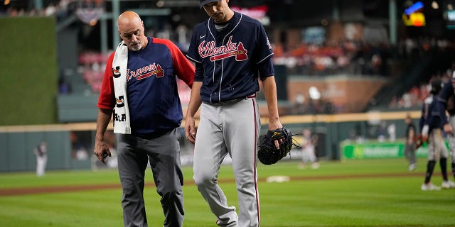 Le joueur de baseball des Atlanta Braves Charlie Morton est aidé hors du terrain lors du troisième match du premier match des World Series Baseball entre les Astros de Houston et les Atlanta Braves le mardi 26 octobre 2021, à Houston.