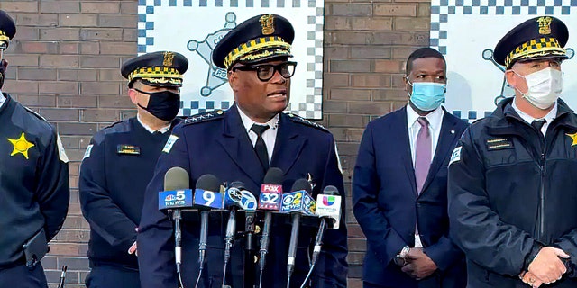 Chicago Police Superintendent David Brown addresses reporters about a suspect in the killing of a 7-year-old girl earlier this year. A 14-year-old girl was shot in the head Wednesday night after being chased by gang members, 관리들은 말했다. 